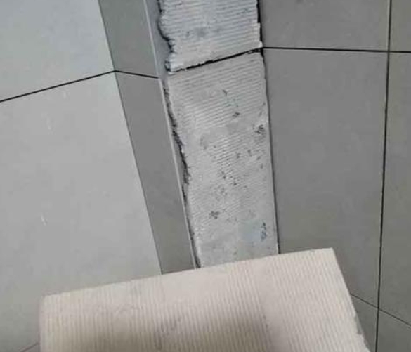 翁牛特瓷砖空鼓维修公司分享下厨房瓷砖脱落的补救措施。